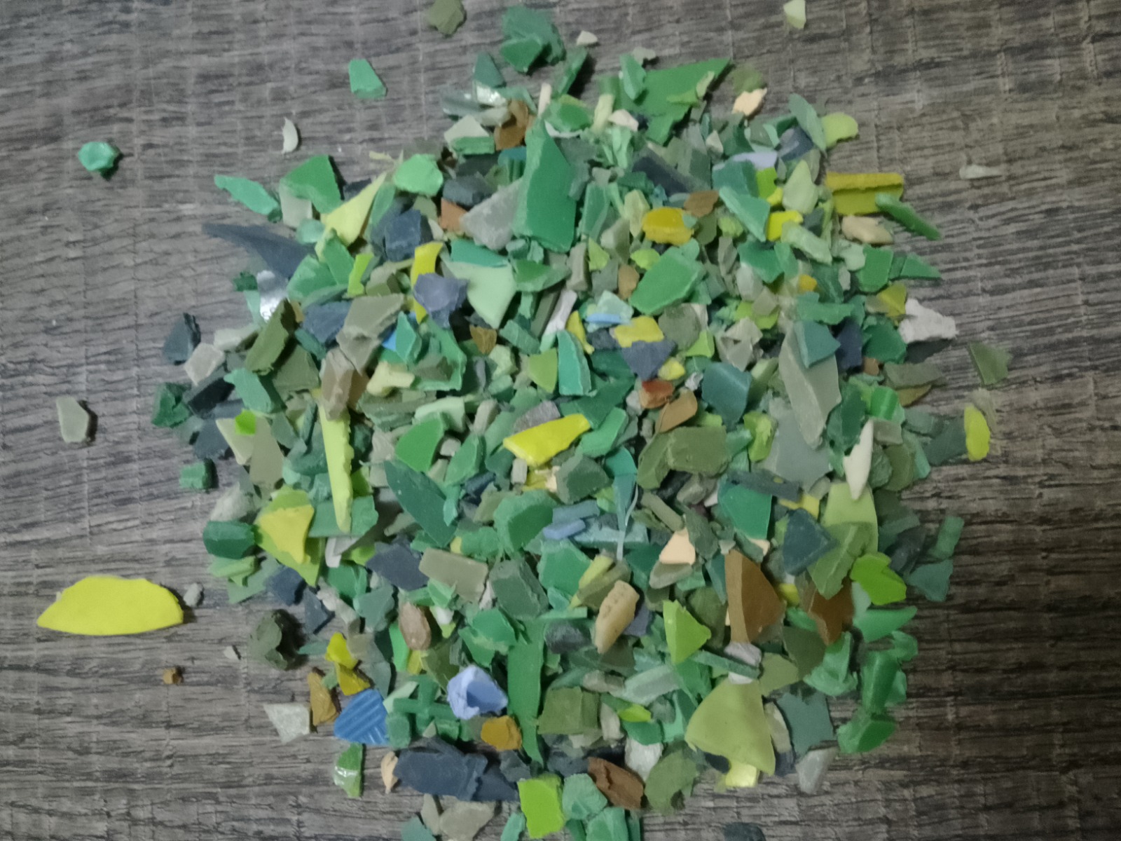 16. Crushed PP Chairs Green flakes