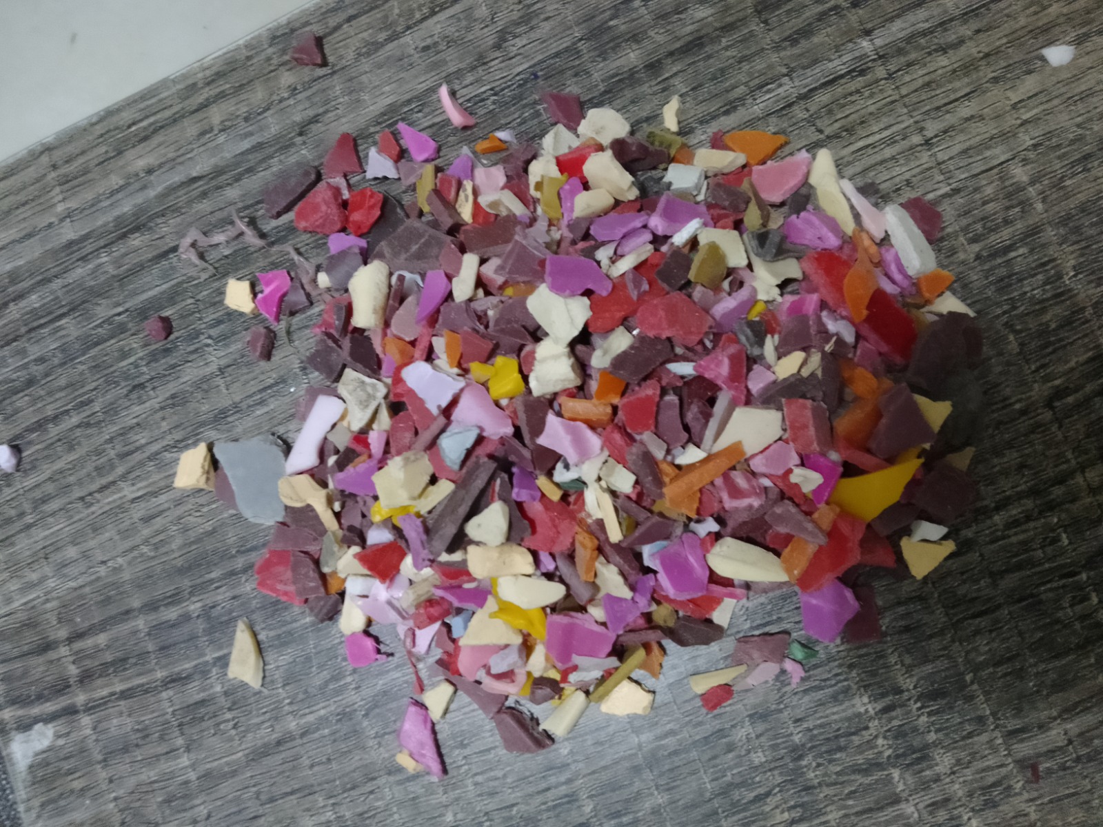 18. Crushed PP Chairs Red flakes